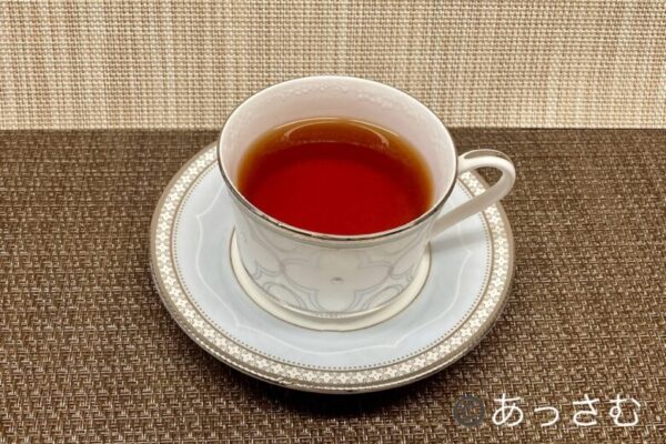 ウバ紅茶の水色：深紅色